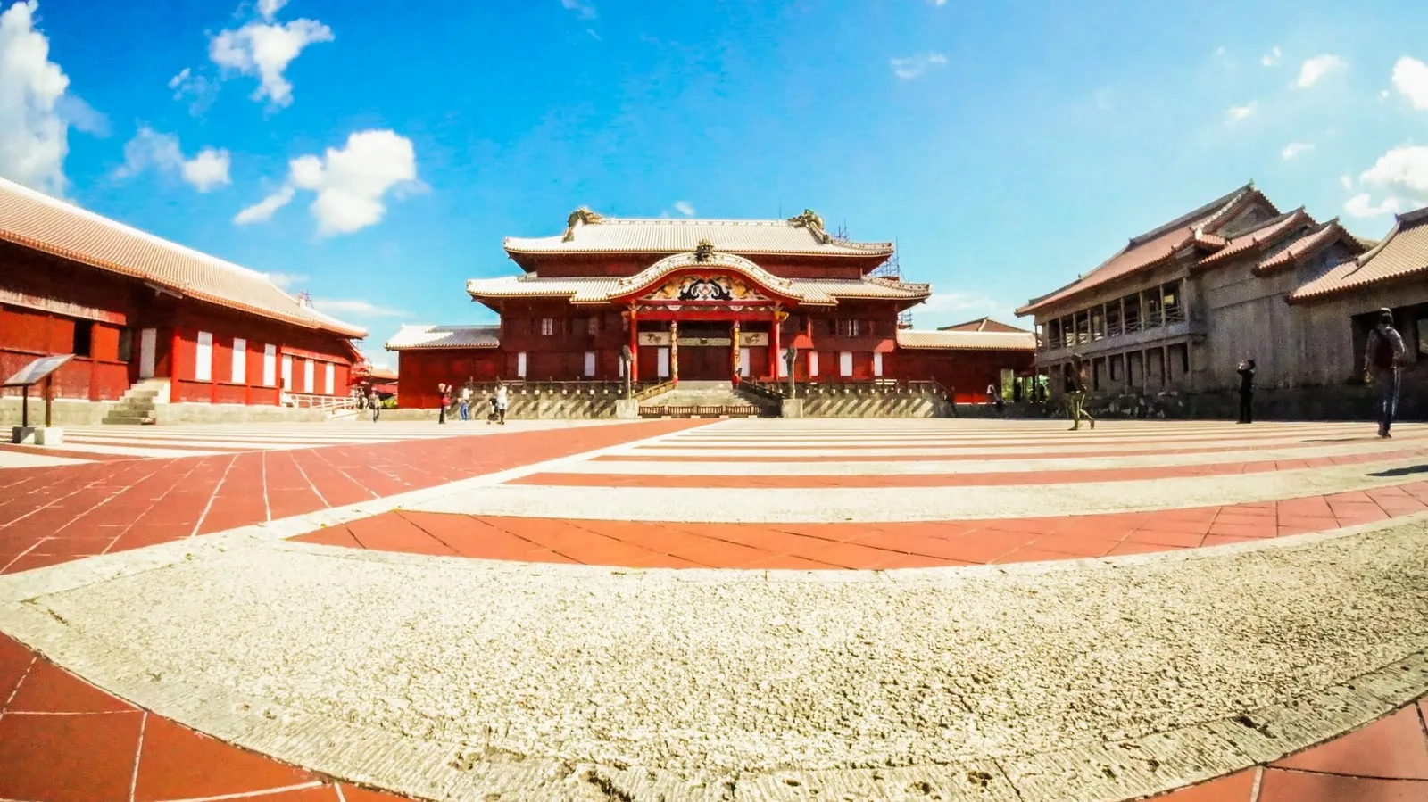 ท้องพระโรงหลักปราสาทชูริมองจากลานพิธี Una ภาพวันที่ 23 พฤศจิกายน 2011