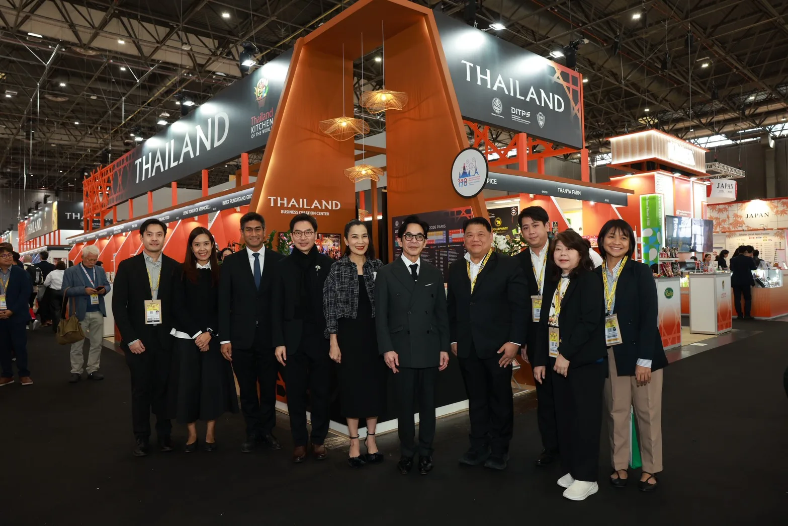 คณะผู้บริหารภาครัฐและเอกชนไทยถ่ายภาพหน้าคูหา Thailand Pavilion ที่มีโลโก้ DITP ในงาน SIAL Paris 2026