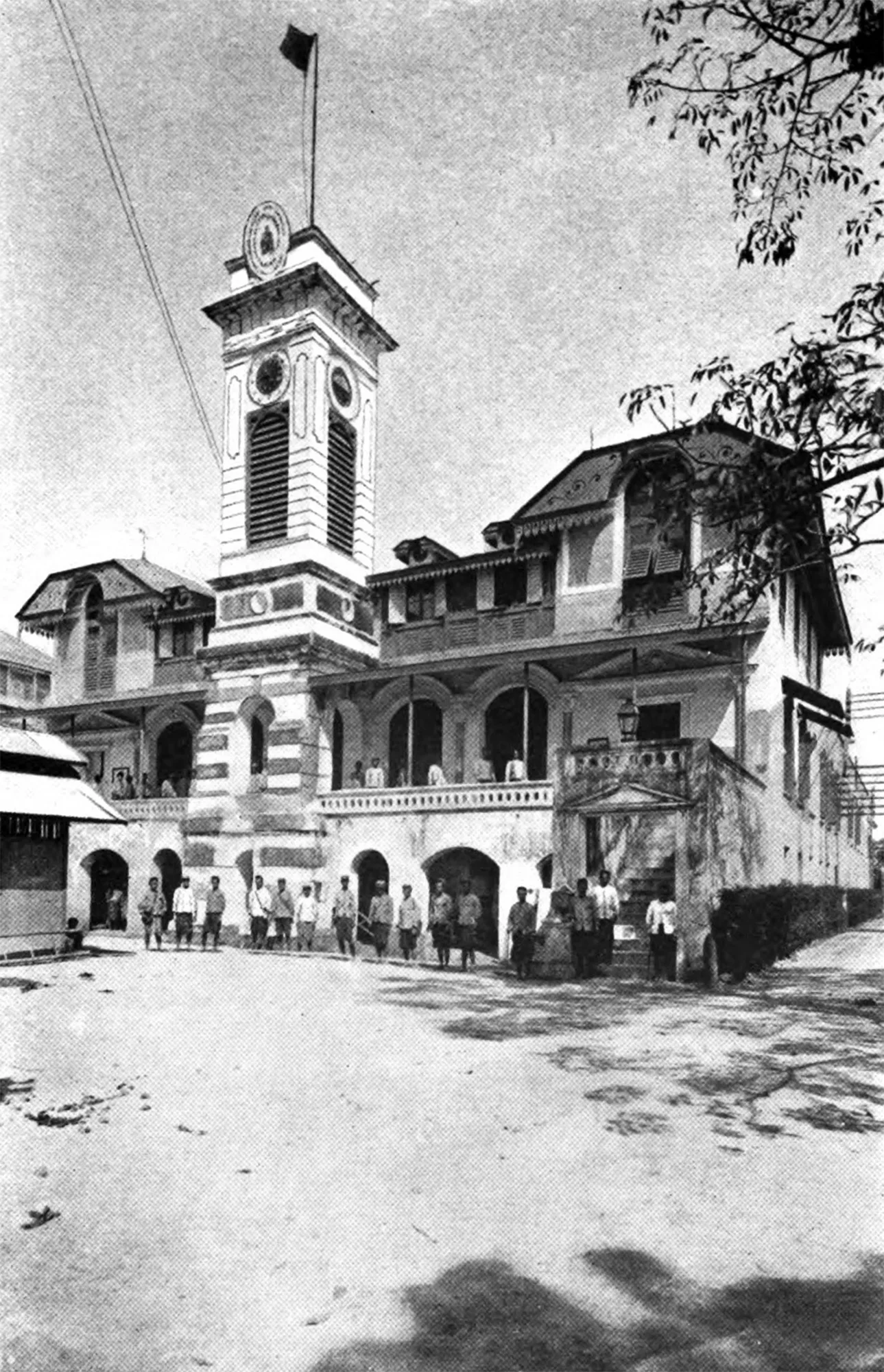 ภาพถ่ายเก่าจากหนังสือปี 1904 ซึ่งบรรยายว่าเป็น Central Post Office ในกรุงเทพฯ