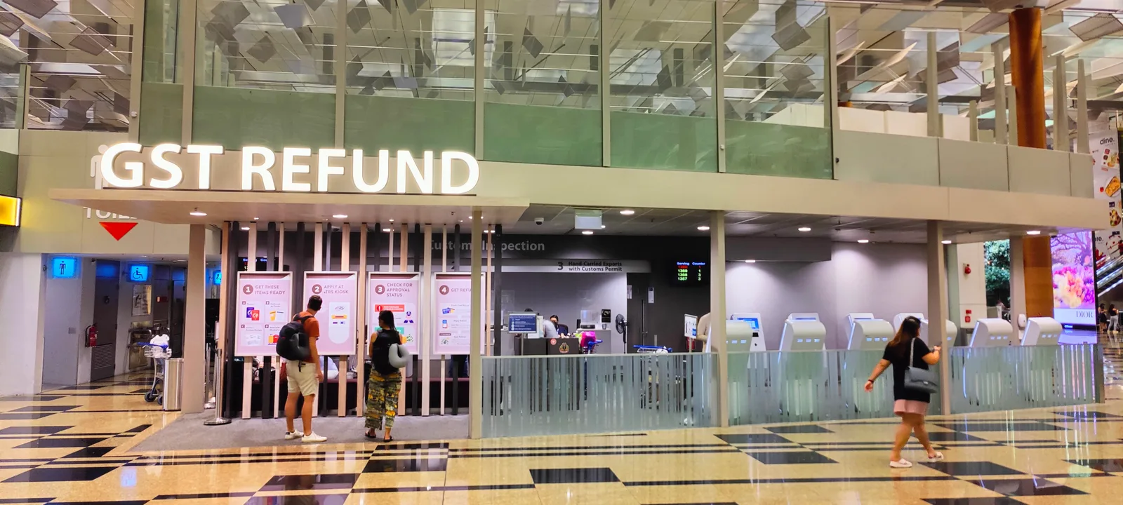 จุด GST Refund ในสนามบินชางงี สิงคโปร์ ป้าย GST REFUND เหนือตู้ eTRS แบบบริการตนเองและเคาน์เตอร์ Customs Inspection สำหรับขอ GST Refund สิงคโปร์ 2026