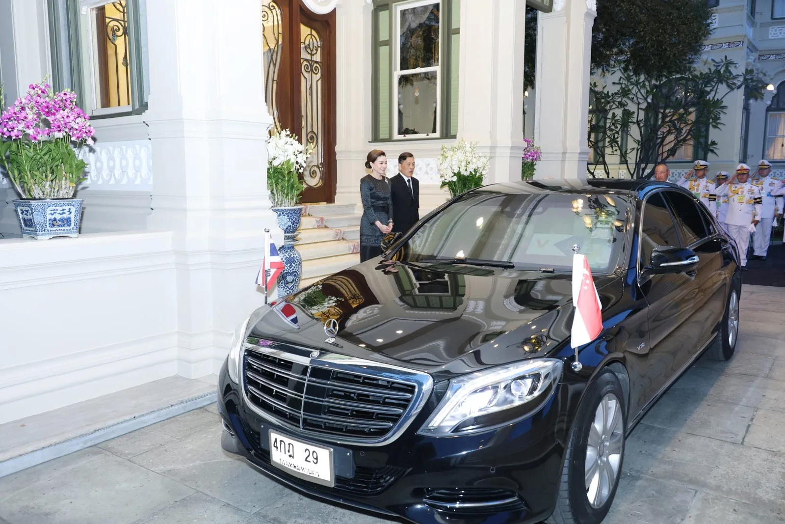 รถยนต์ติดธงชาติ หน้า พระที่นั่งอัมพรสถาน พระราชวังดุสิต วันที่ 12 ตุลาคม 2569