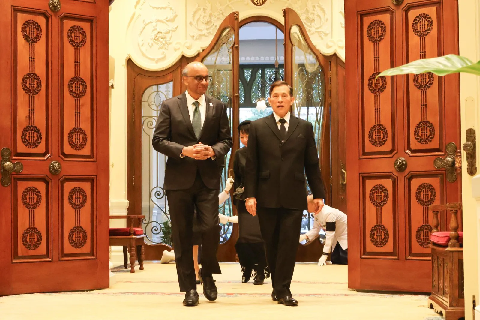 ประธานาธิบดีสิงคโปร์เดินผ่านประตูไม้แกะสลัก ภายใน พระที่นั่งอัมพรสถาน พระราชวังดุสิต