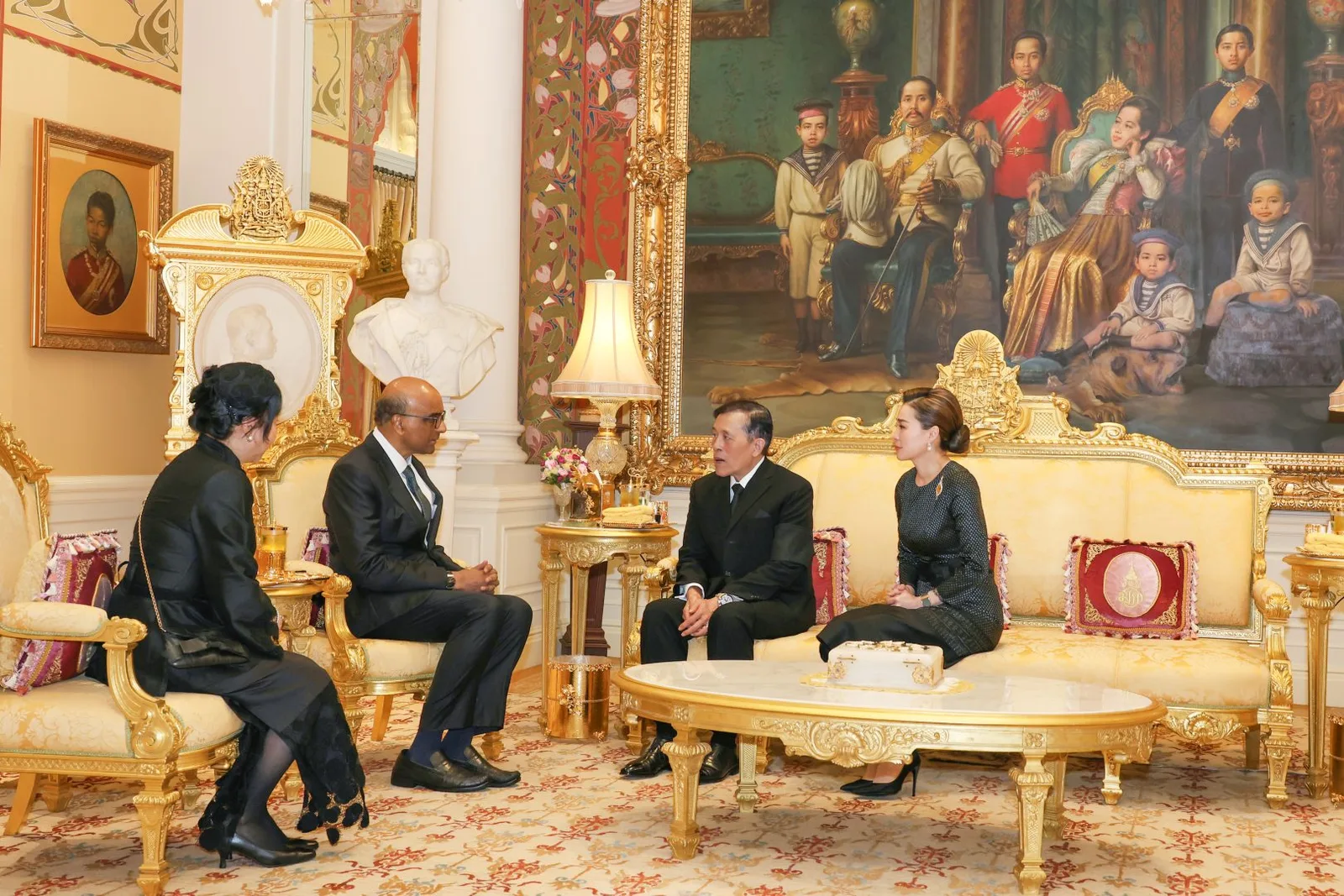 ห้องรับรองภายใน พระที่นั่งอัมพรสถาน พระราชวังดุสิต ที่ประธานาธิบดีสิงคโปร์และภริยานั่งอยู่ วันที่ 12 ตุลาคม 2569