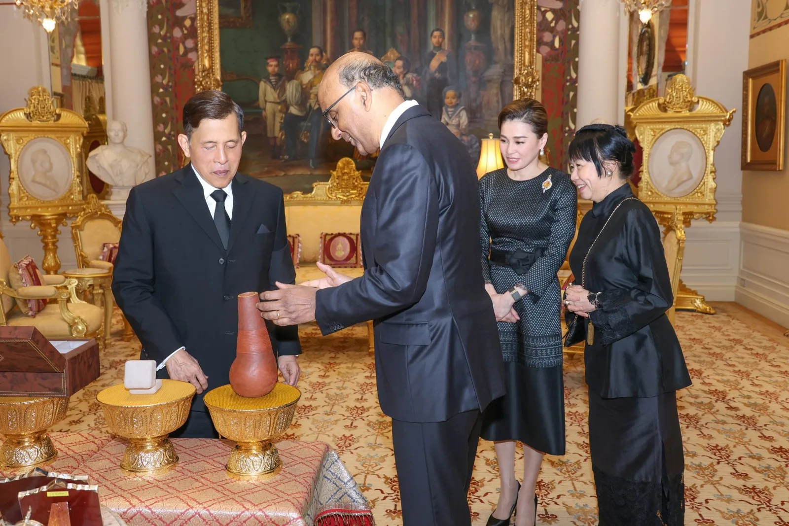 ประธานาธิบดีสิงคโปร์และภริยา ข้างโต๊ะที่มีพานทอง ภายใน พระที่นั่งอัมพรสถาน