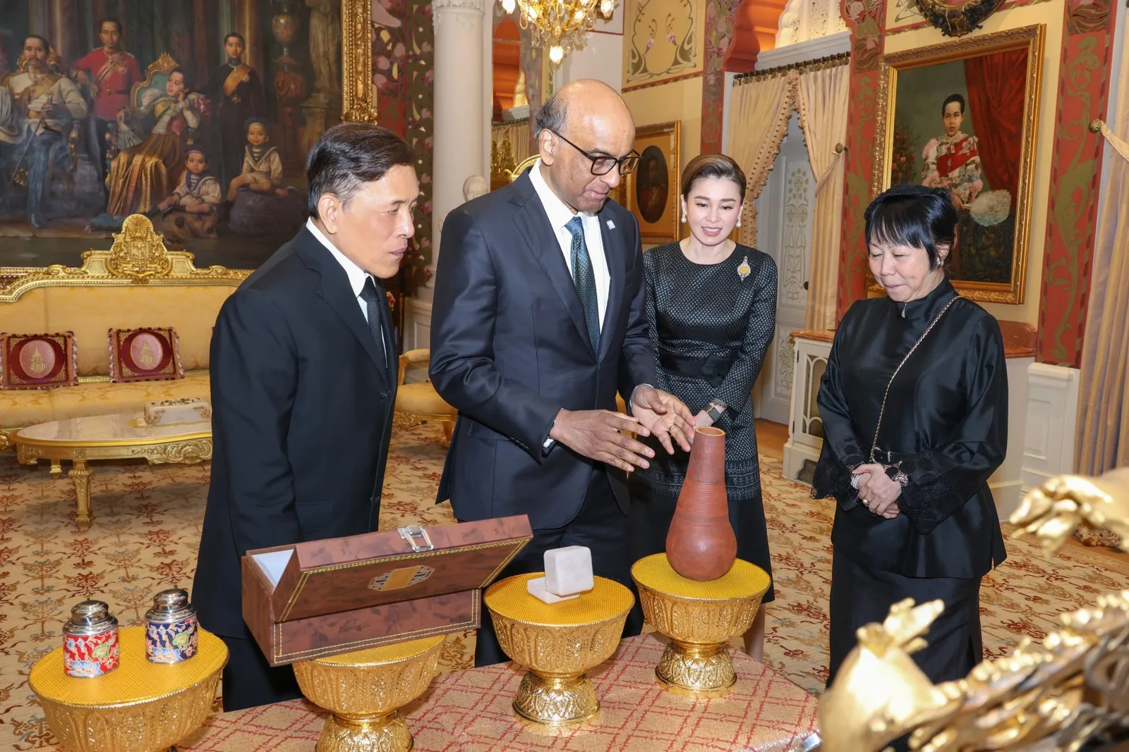 พานทองและกล่องไม้บนโต๊ะ ในห้องรับรอง พระที่นั่งอัมพรสถาน ระหว่างการเยือนของประธานาธิบดีสิงคโปร์