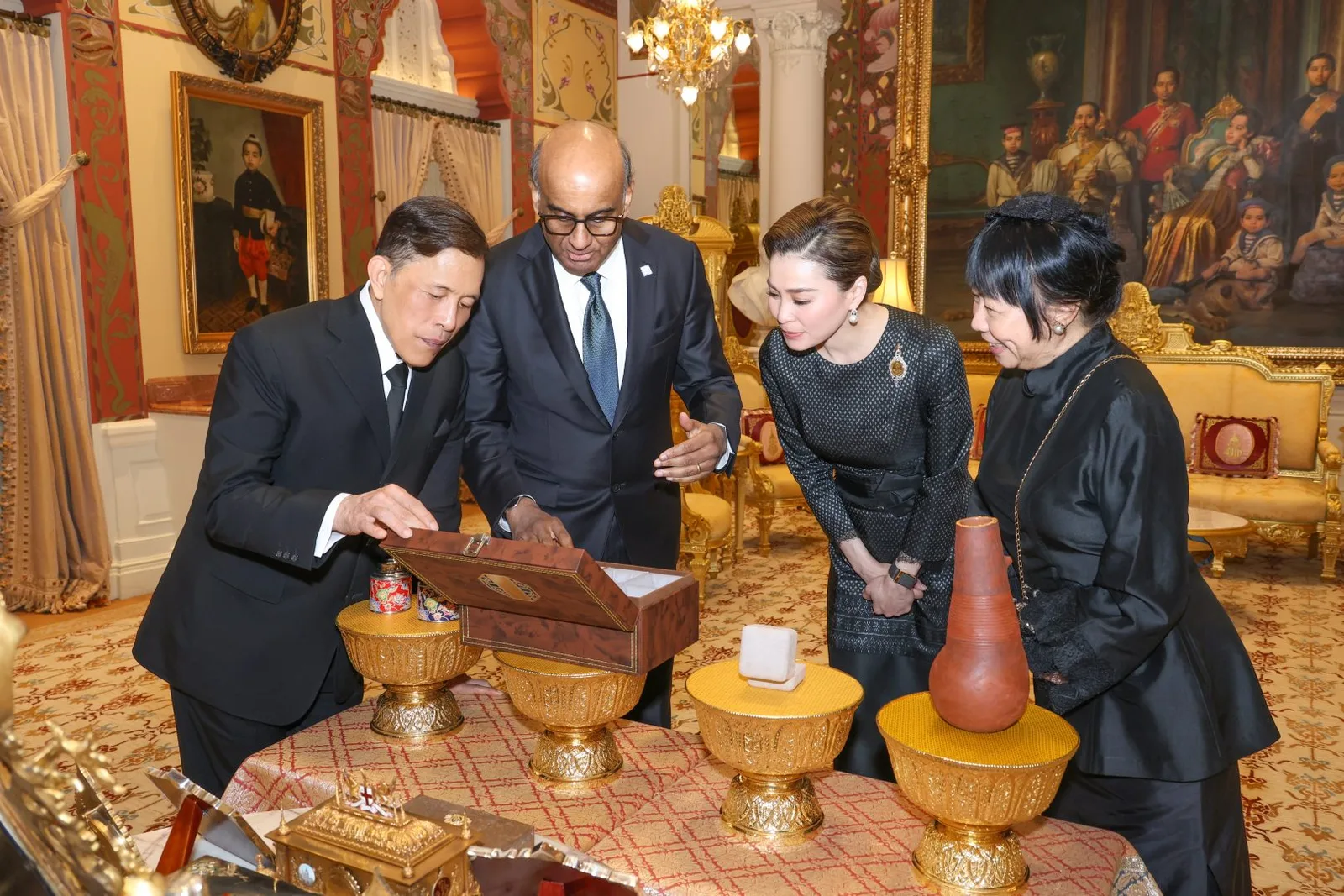 ประธานาธิบดีสิงคโปร์ก้มมองกล่องไม้บนโต๊ะ ในห้องรับรอง พระที่นั่งอัมพรสถาน