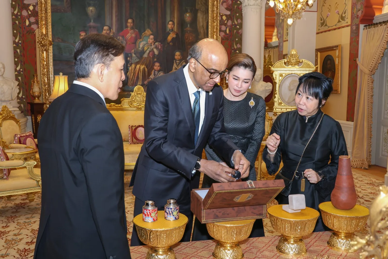 ประธานาธิบดีสิงคโปร์และภริยา ในห้องรับรองที่มีภาพจิตรกรรมบนผนัง พระที่นั่งอัมพรสถาน