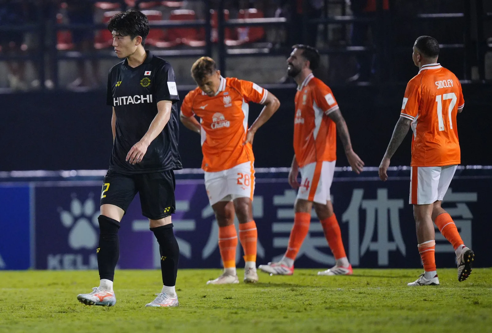 ผู้เล่นราชบุรี เอฟซี ในชุดสีส้มของฤดูกาล 2026/27 ในเกม AFC Champions League Elite นัดที่ 3 กับ Kashiwa Reysol