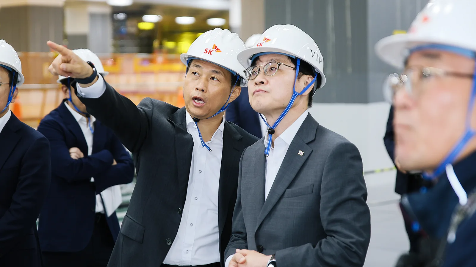 Kwak Noh-jung ซีอีโอของ SK hynix ชี้อธิบายความคืบหน้าการก่อสร้าง Trinity Fab ให้รัฐมนตรี Kim Jung-kwan ที่คลัสเตอร์ยงอิน 19 ตุลาคม 2026