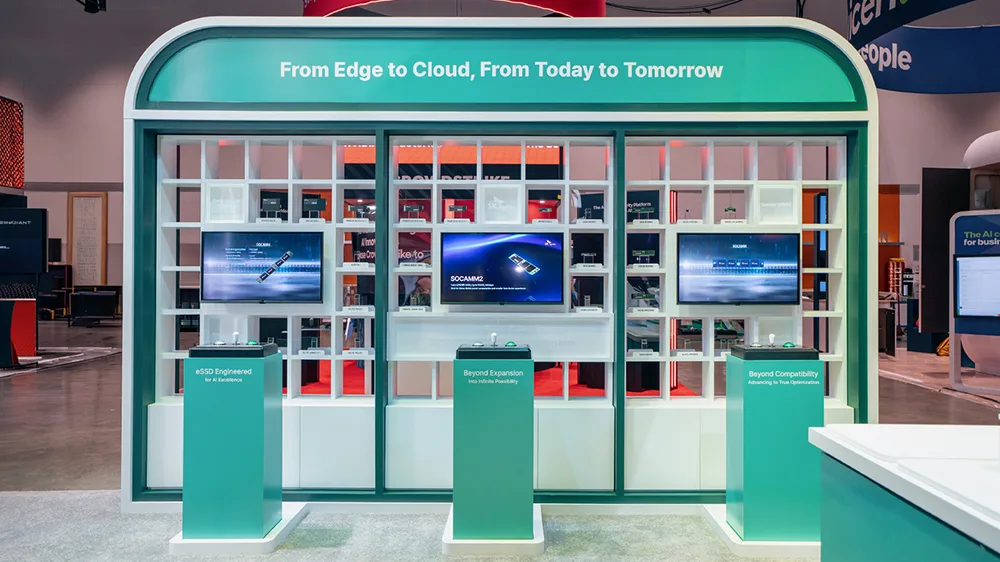 ผนังจัดแสดงผลิตภัณฑ์ SK hynix แนวคิด From Edge to Cloud พร้อมจอแสดง eSSD และ SOCAMM