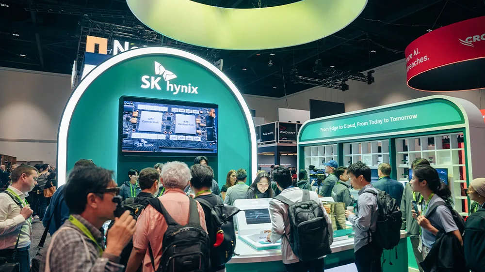 ผู้เข้าชมรวมตัวรอบบูธ SK hynix ในงาน NVIDIA GTC 2026 ที่แสดงหน่วยความจำสำหรับเซิร์ฟเวอร์ AI