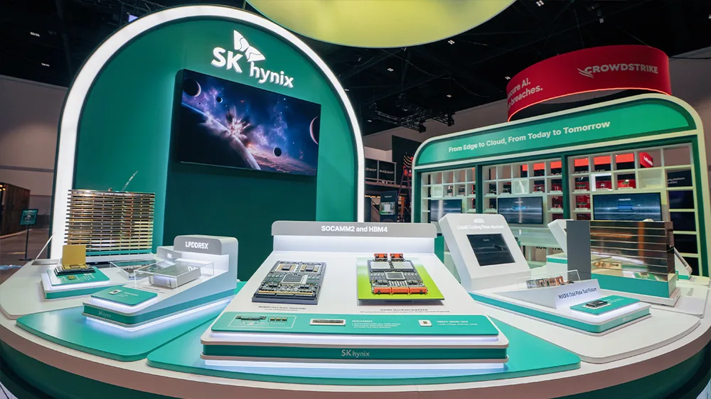 ภาพรวมโต๊ะจัดแสดงบูธ SK hynix ในงาน GTC 2026 มีโมดูล SOCAMM2 HBM4 และ LPDDR5X