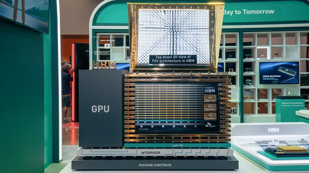 โมเดลขยายโครงสร้าง HBM ข้าง GPU บนแผ่น interposer และ package substrate บนบูธ SK hynix