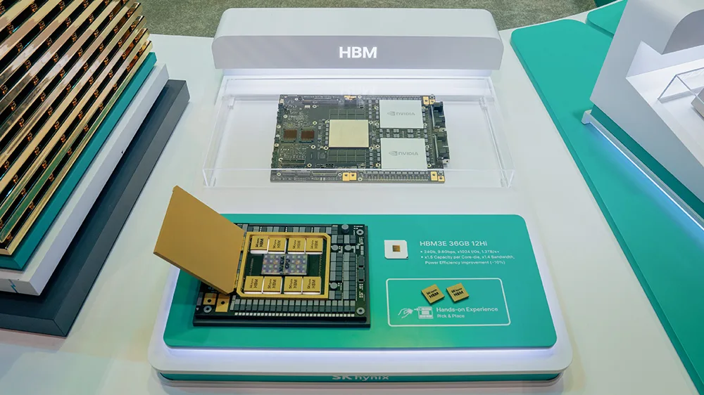 ชุดแสดงหน่วยความจำ HBM3E 36GB 12 ชั้น พร้อมบอร์ดตัวอย่างบนบูธ SK hynix