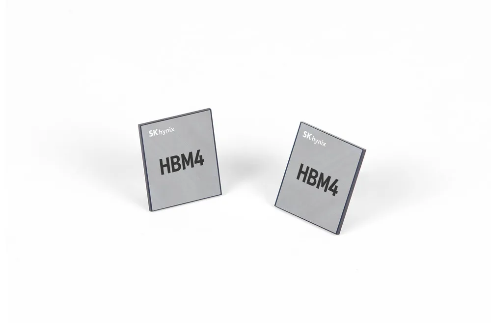 ชิป HBM4 ของ SK hynix สองชิ้นบนพื้นขาว เกี่ยวข้องกับผล SK hynix Q3 2026