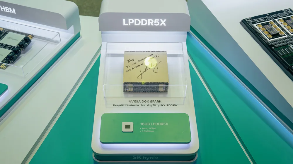 โซน LPDDR5X บนบูธ SK hynix แสดงชุด NVIDIA DGX Spark ที่ใช้ชิป LPDDR5X 16GB