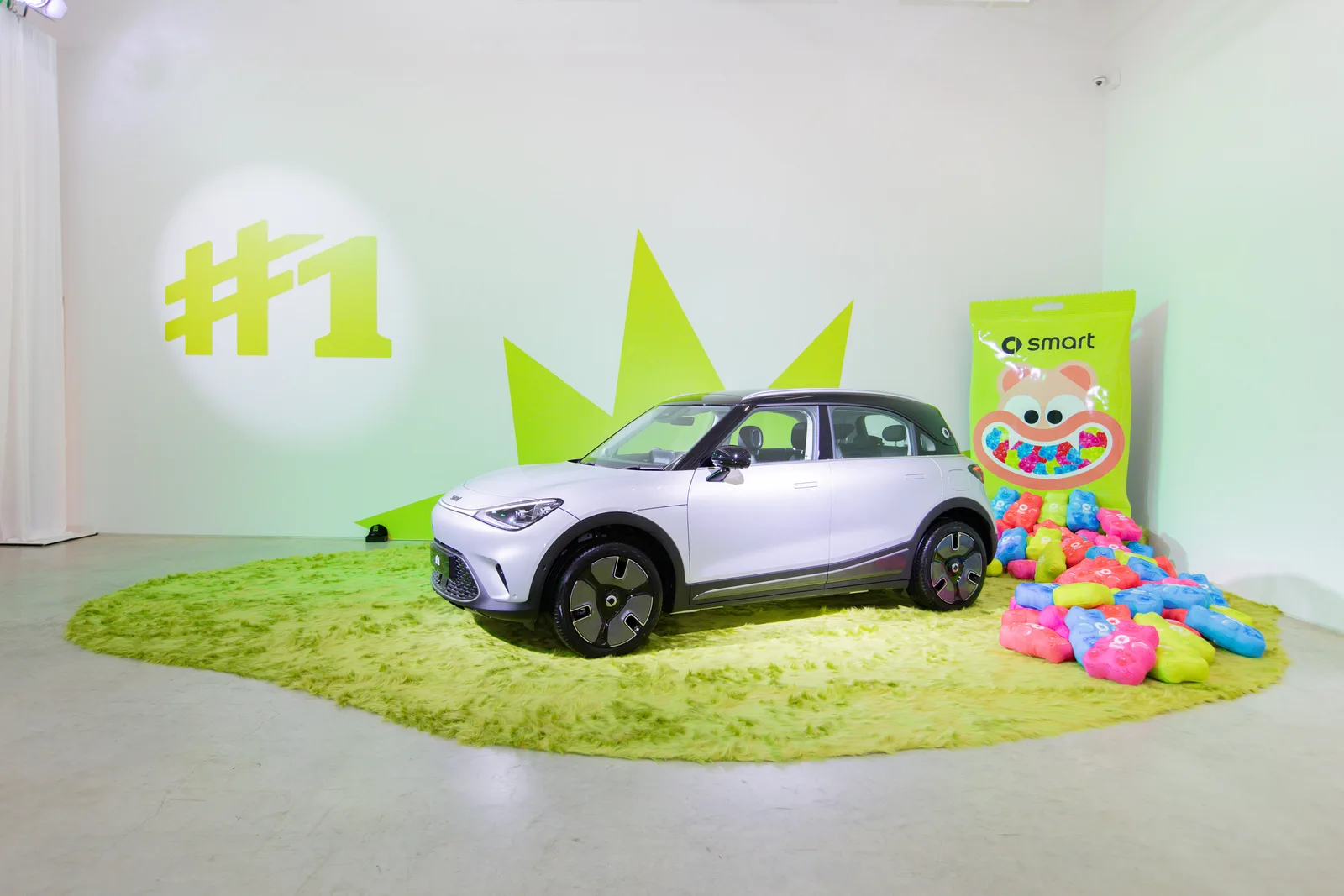 smart #1 สีเงินจัดแสดงบนพรมสีเขียวในงานเปิดตัว smart ในไทย