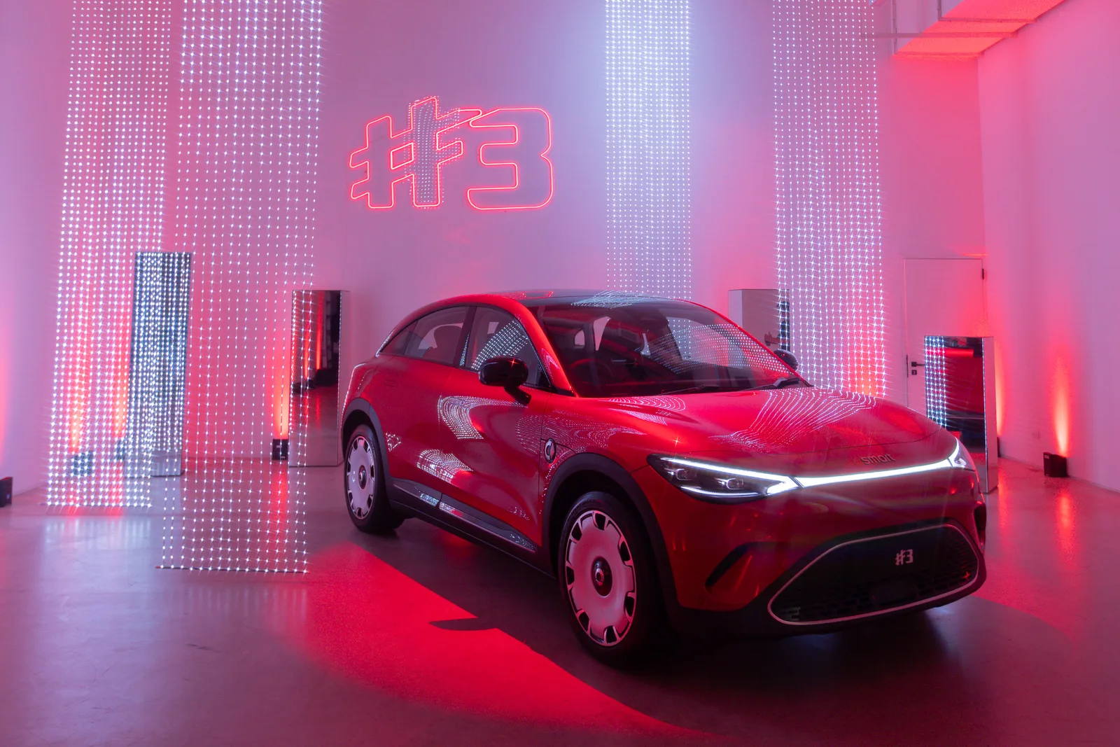 smart #3 SUV คูเป้สีแดงจัดแสดงในงานเปิดตัว smart ในไทย