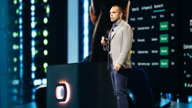 Clay Magouyrk ซีอีโอของ Oracle กล่าวบนเวที Oracle AI World งานที่ประกาศ Snowflake on OCI