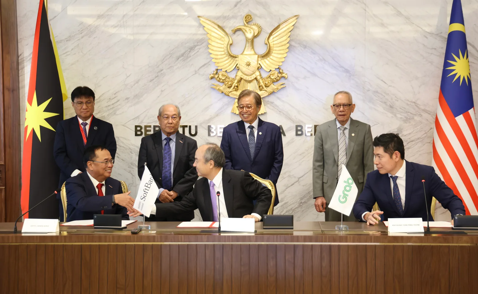 พิธีลงนามข้อตกลงกรอบความร่วมมือระหว่าง SoftBank Group, Grab และ PETROS ที่กูชิง ซาราวัก 8 ตุลาคม 2026