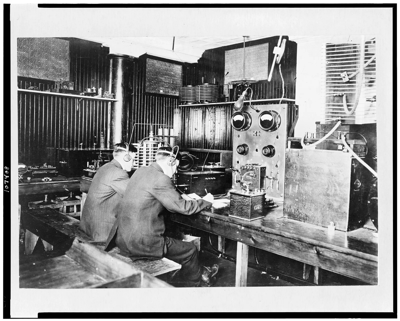 โรงเรียนวิทยุ Marconi ในนิวยอร์ก พนักงานกำลังคัดลอกข้อความที่ส่งจากเรือในทะเล ปี 1912