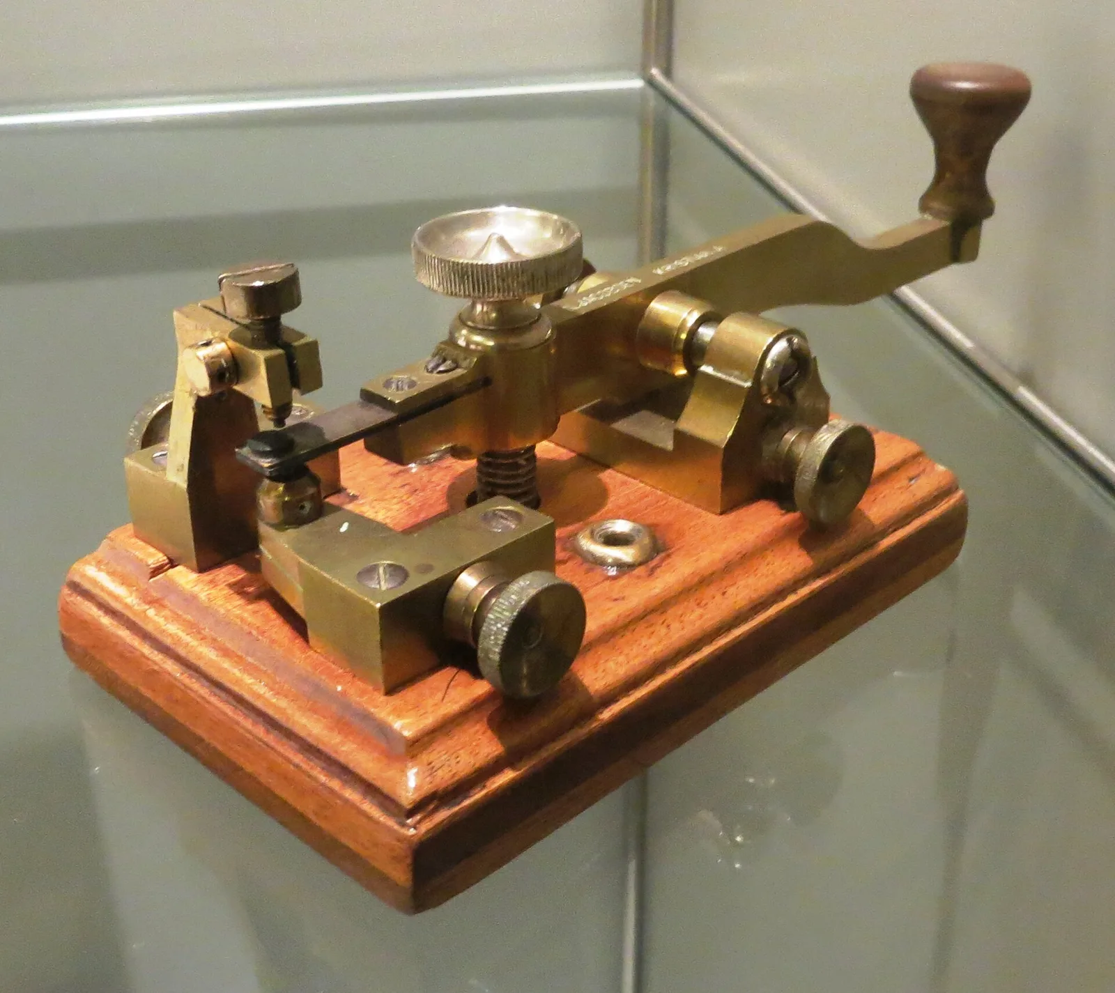แป้นรหัสมอร์สไฟฟ้าปี 1935 จัดแสดงในคอลเลกชันของ Telenor ที่เบอร์เกน นอร์เวย์