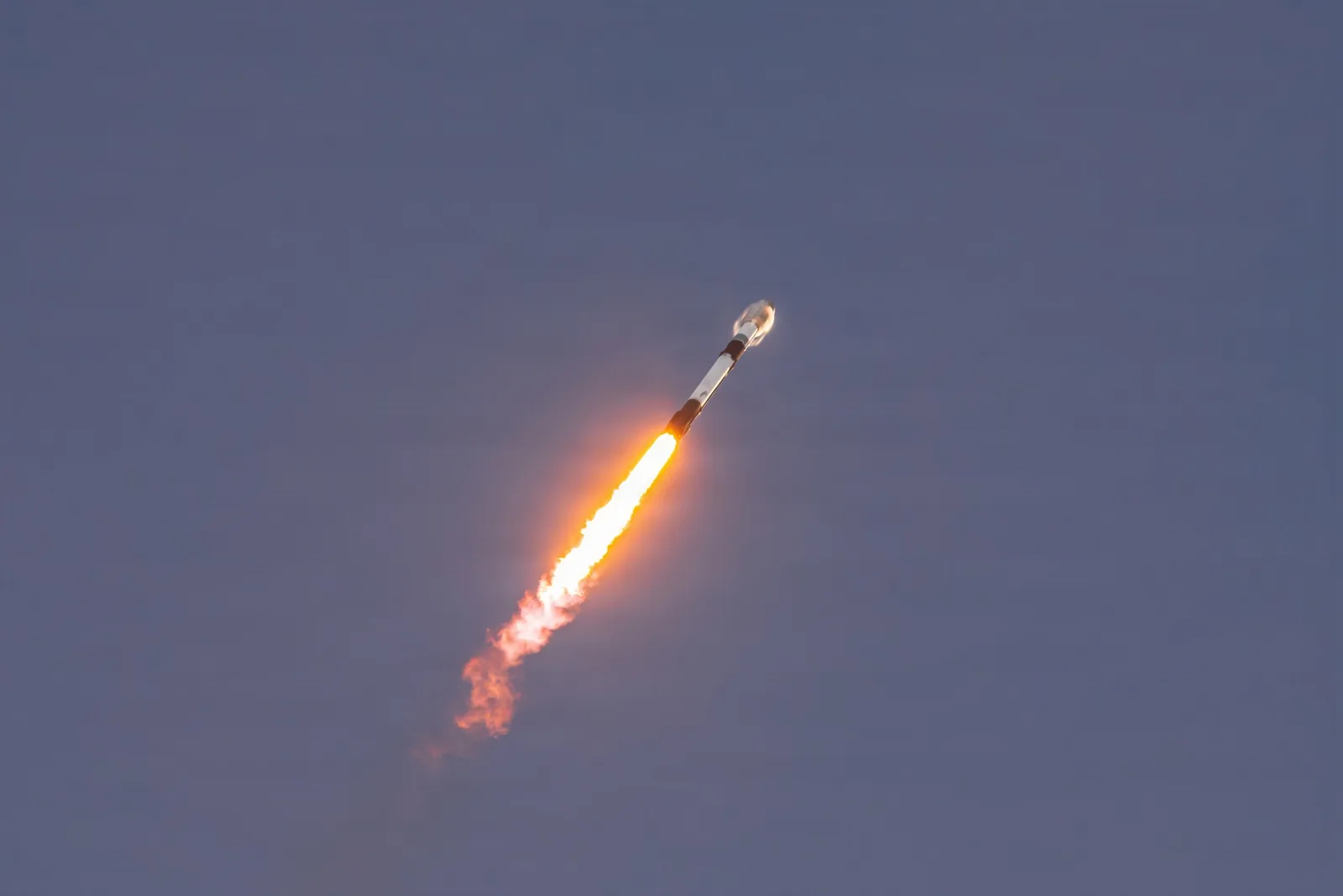 จรวด Falcon 9 ภารกิจ Starfall Demo ขณะไต่ระดับเหนือแหลมคะแนเวอรัล ฟลอริดา วันที่ 23 มิถุนายน 2026