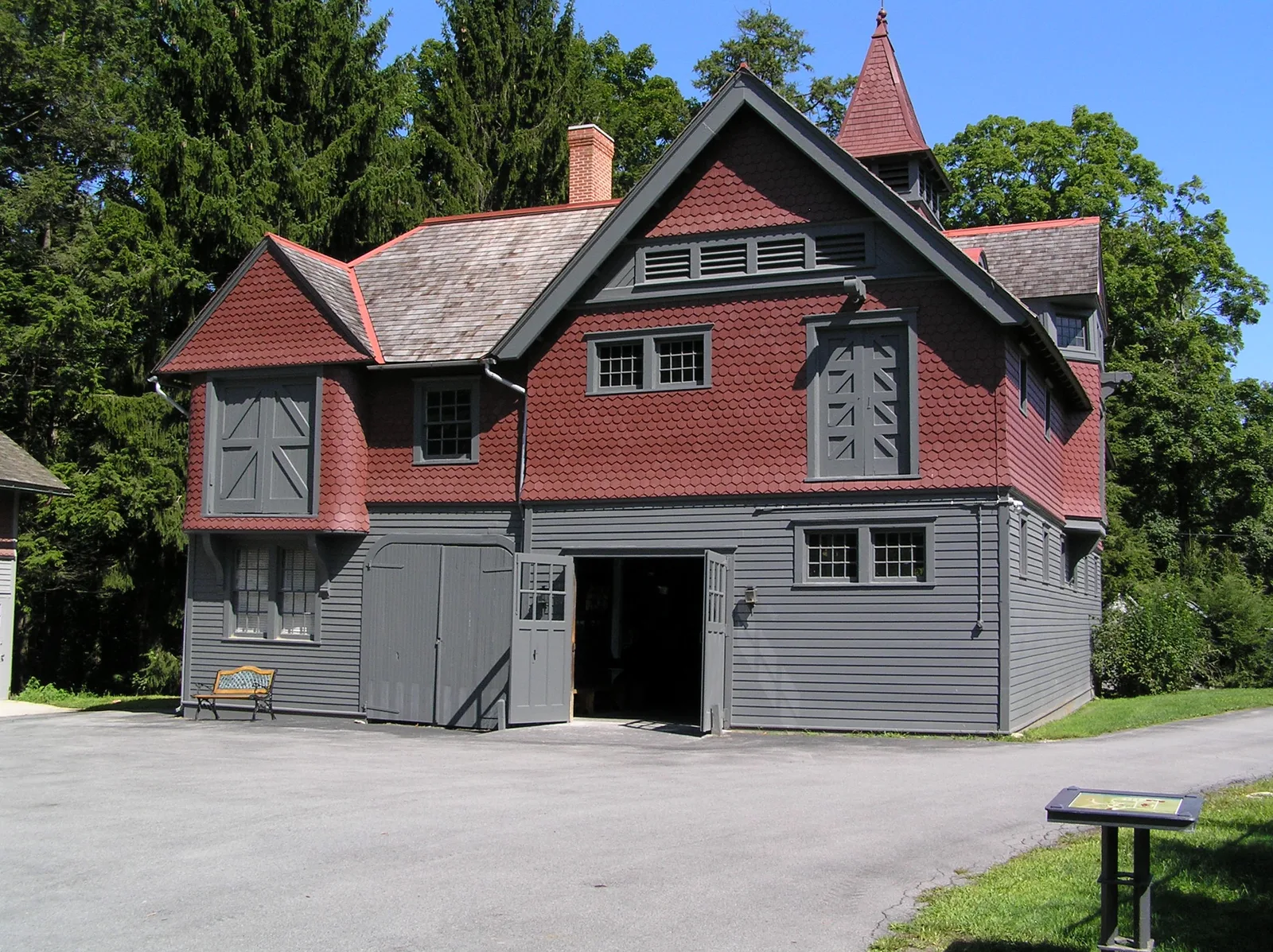 โรงรถม้าและคอกม้าแบบ Queen Anne ของบ้าน Springwood ภาพถ่ายเดือนสิงหาคม 2012