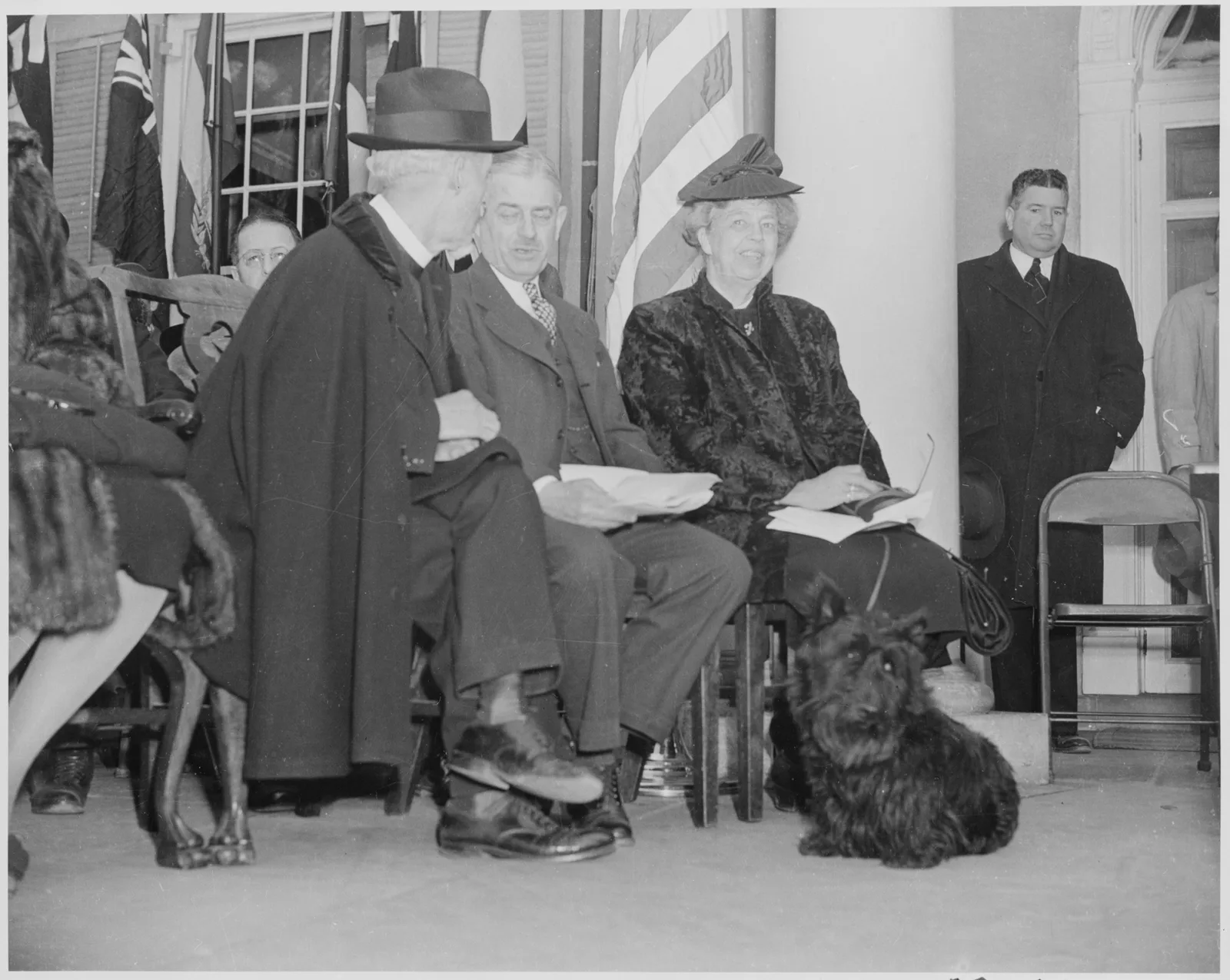 Eleanor Roosevelt กับ Fala สุนัขของ FDR ในพิธีเปิดบ้านของ Franklin D. Roosevelt ที่ Hyde Park วันที่ 12 เมษายน 1946