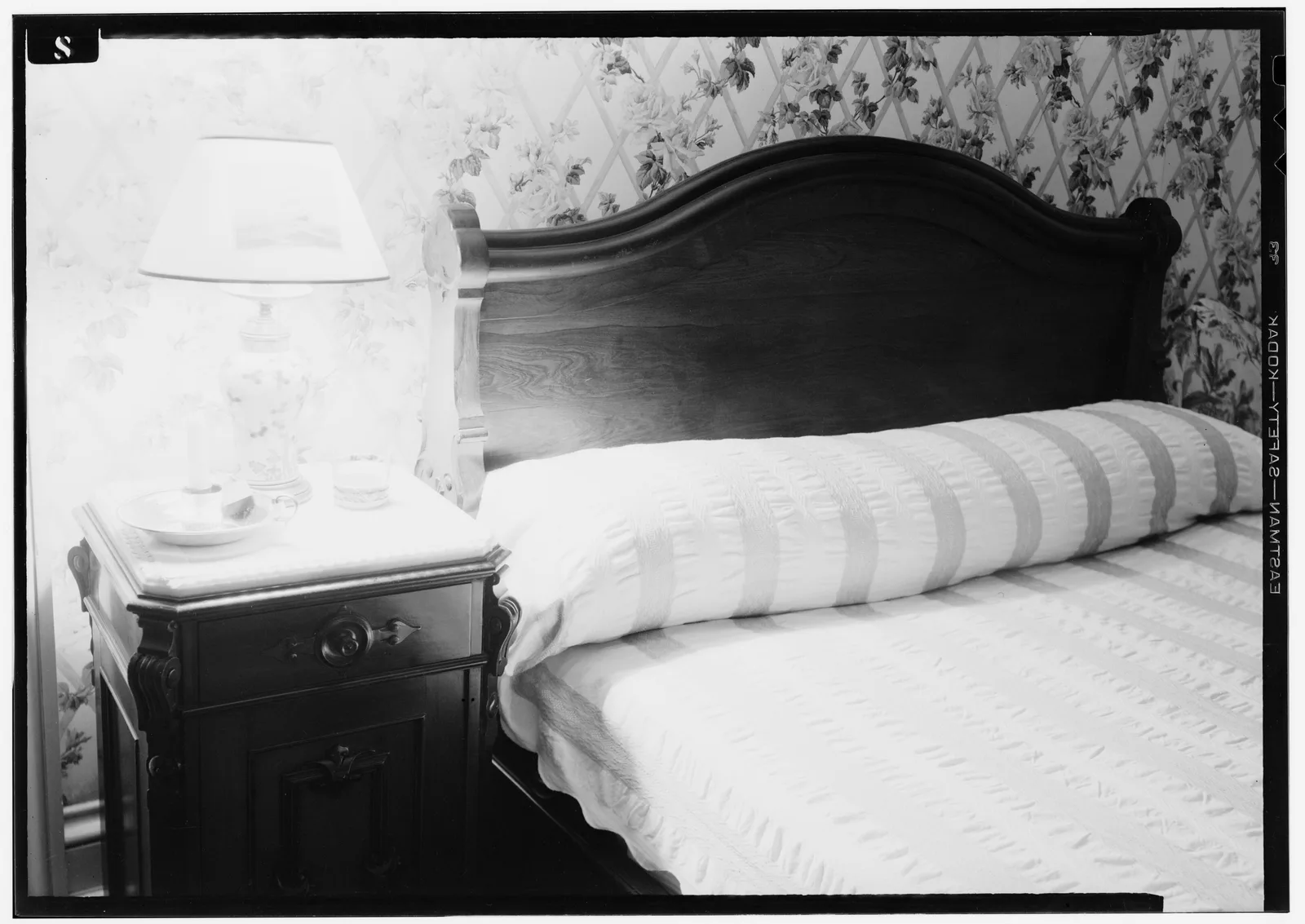 เตียงที่ HABS เรียกว่า King's Bed ในห้อง Chamber 6 ของบ้าน Springwood ภาพถ่ายเดือนกรกฎาคม 1941