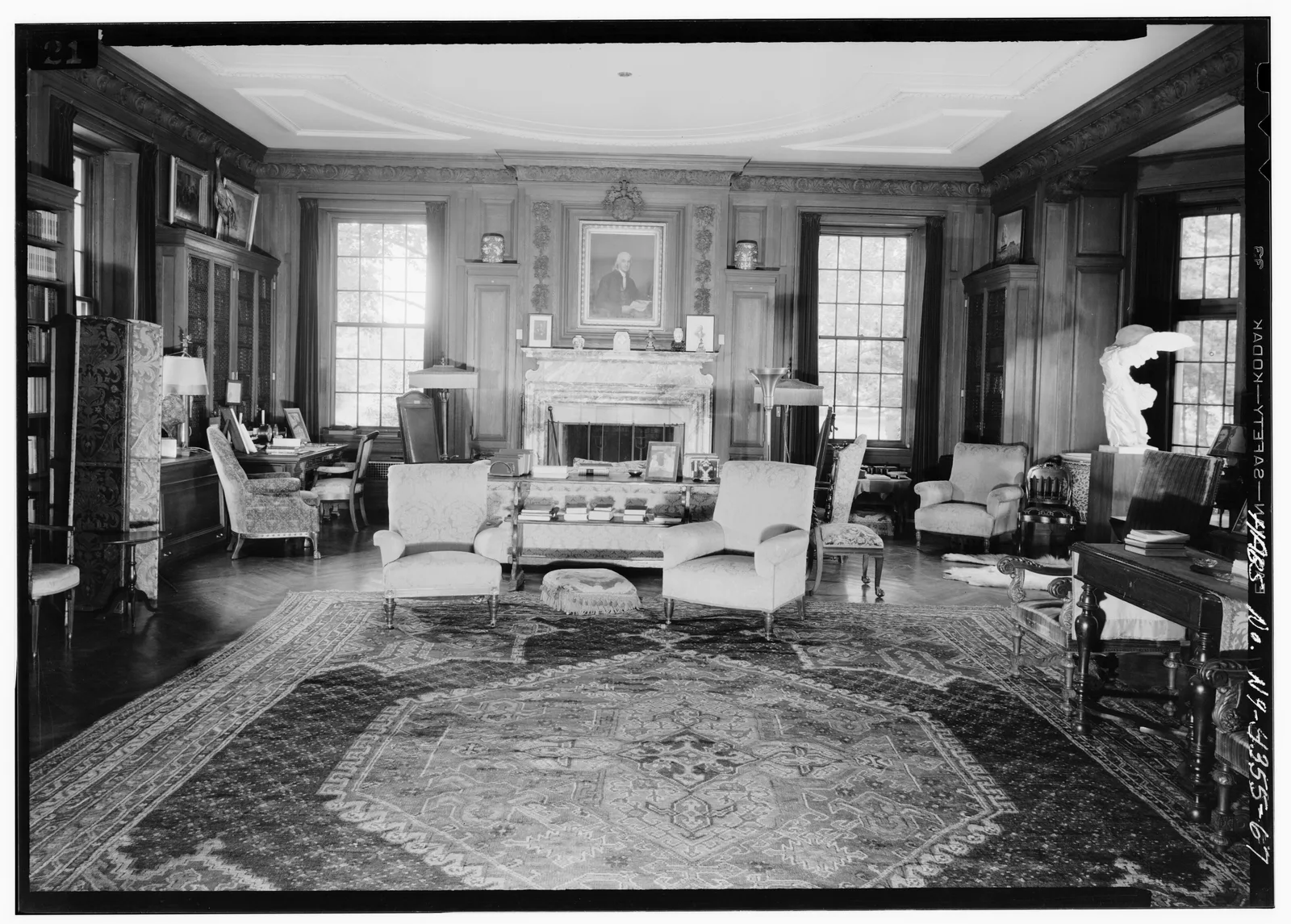 ห้องนั่งเล่นชั้นหนึ่งของบ้าน Springwood มองไปทางทิศตะวันออก ภาพถ่ายของ Historic American Buildings Survey