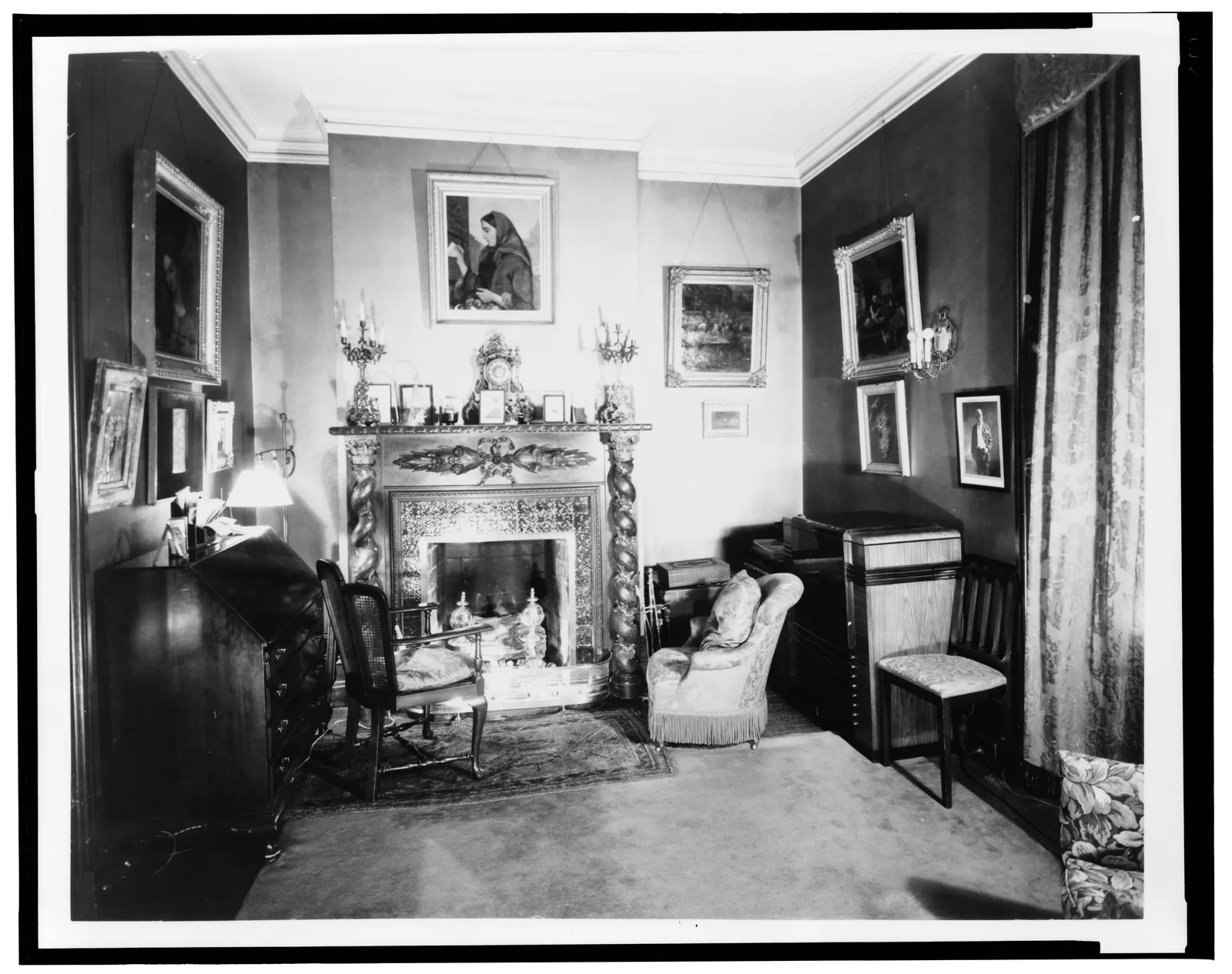 The Snuggery หรือห้องรับแขกทิศใต้ของ Sara Roosevelt ในบ้าน Springwood ภาพถ่ายของ HABS เดือนกรกฎาคม 1941