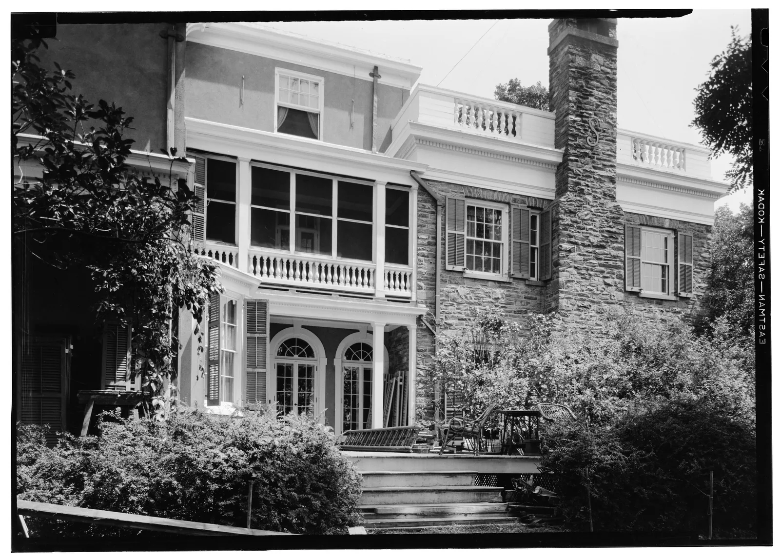 ผนังด้านตะวันตกของบ้าน Springwood จุดที่อาคารเก่าต่อกับส่วนที่สร้างใหม่ ภาพถ่ายของ Historic American Buildings Survey เดือนกรกฎาคม 1941