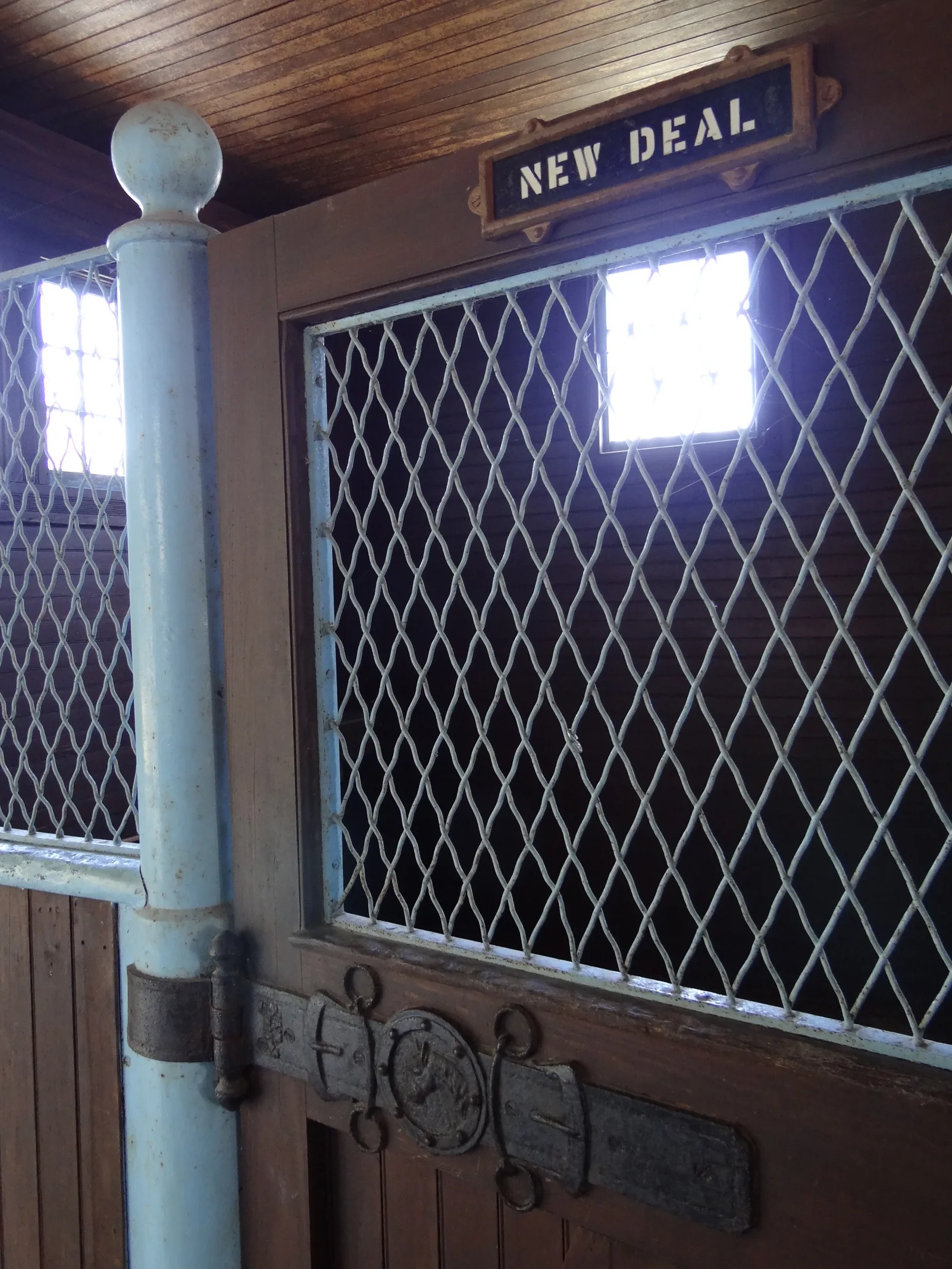 ป้ายชื่อ New Deal ที่คอกม้าของบ้าน Springwood ภาพถ่ายเมื่อ 13 เมษายน 2012