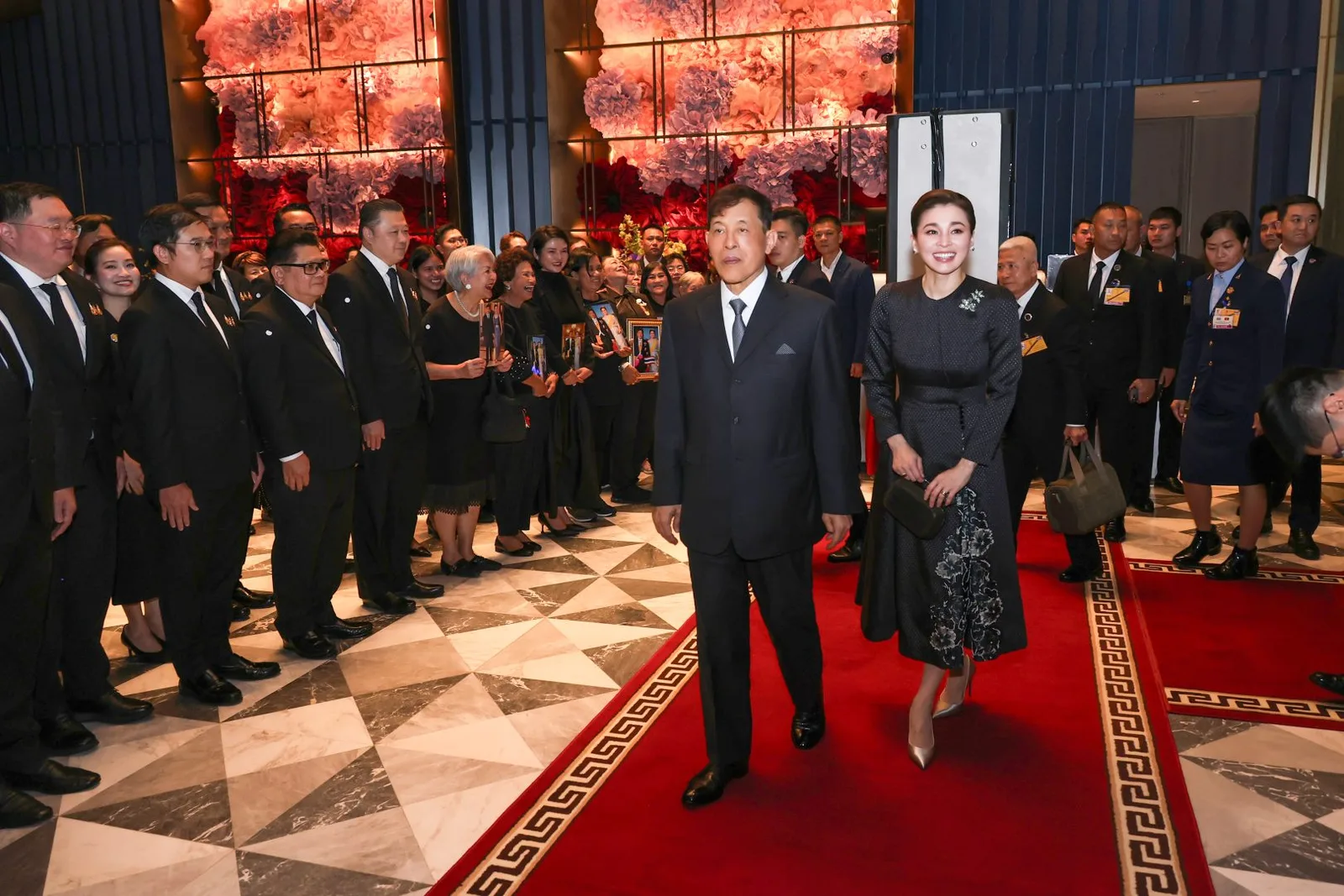 พระบาทสมเด็จพระเจ้าอยู่หัว และสมเด็จพระนางเจ้า ฯ พระบรมราชินี เสด็จพระราชดำเนินโดยรถยนต์พระที่นั่ง ถึงยังโรงแรมแฟร์มอนต์ กรุงฮานอย โรงแรมที่ประทับ
