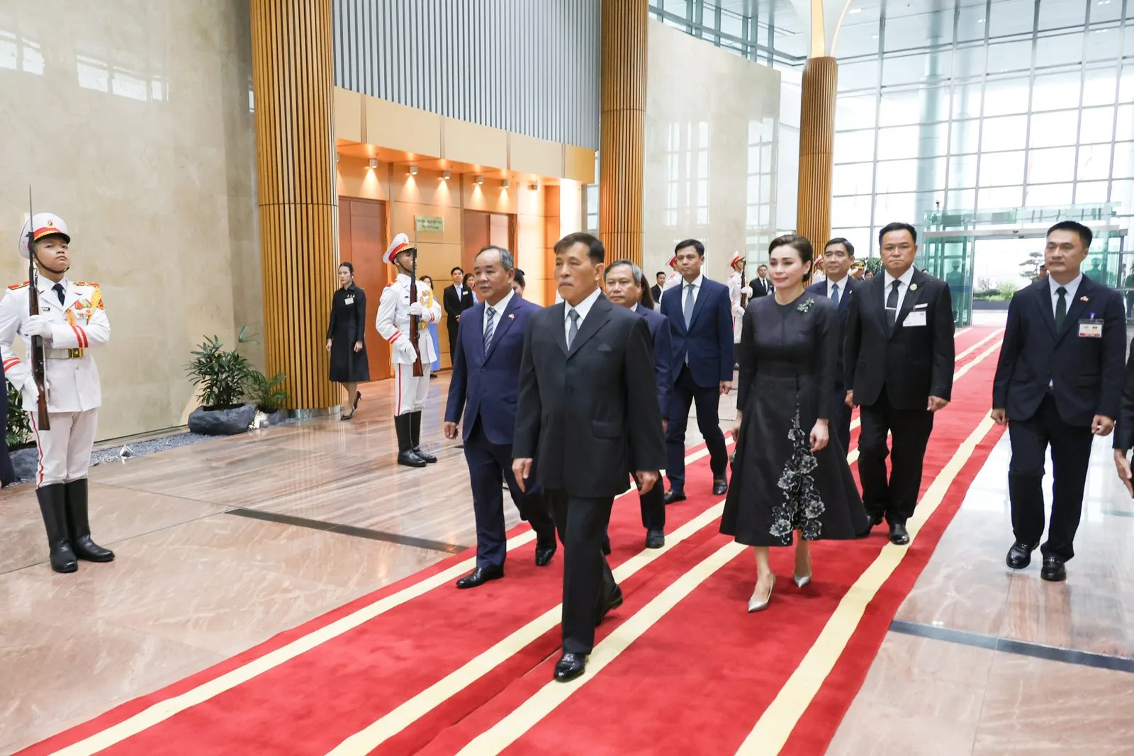 ทรงพระดำเนินผ่านแถวกองทหารเกียรติยศ ณ ท่าอากาศยานนานาชาติโหน่ยบ่าย กรุงฮานอย วันที่ 14 กันยายน 2569