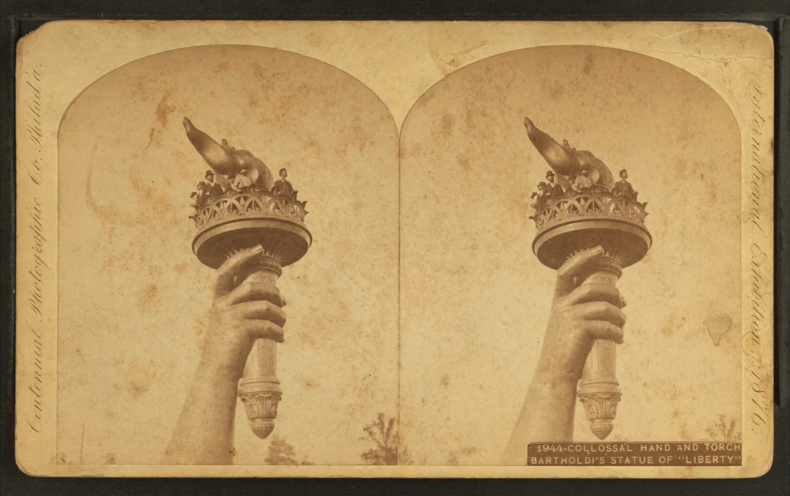 ภาพสามมิติมือและคบเพลิงของเทพีเสรีภาพในงาน Centennial Exposition ปี 1876
