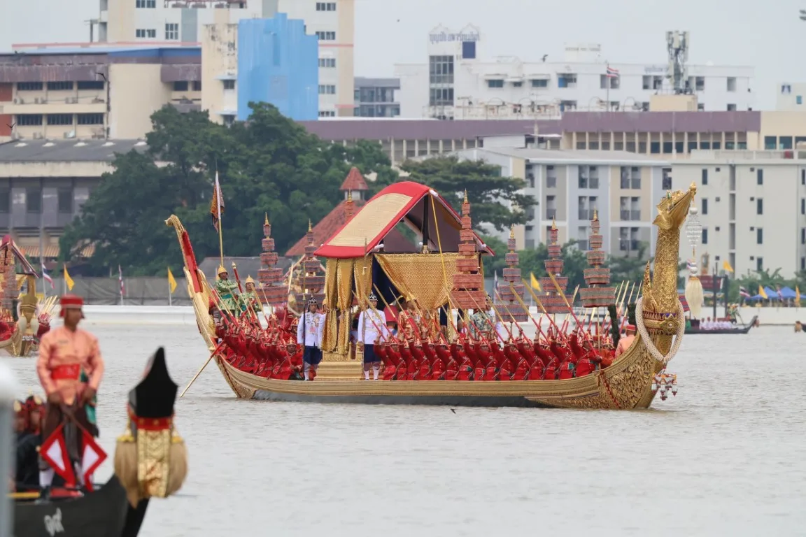 ฝีพายในเครื่องแบบสีแดงบน เรือพระที่นั่งสุพรรณหงส์ ในขบวนวันที่ 27 ตุลาคม 2567