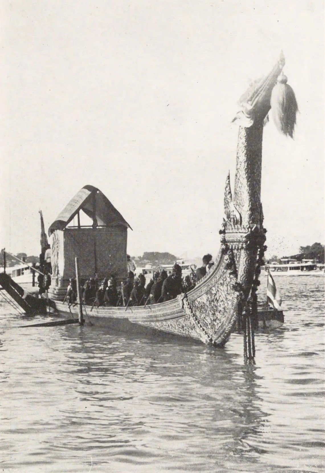 ภาพ เรือพระที่นั่ง โขนรูปหงส์ ในหนังสือญี่ปุ่นที่พิมพ์เมื่อ ค.ศ. 1931