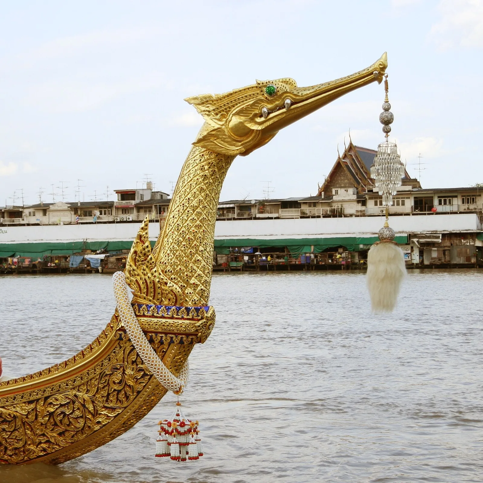 โขน เรือพระที่นั่งสุพรรณหงส์ รูปหัวหงส์ พร้อมพู่ห้อย ในการซ้อมใหญ่ วันที่ 29 ตุลาคม 2550