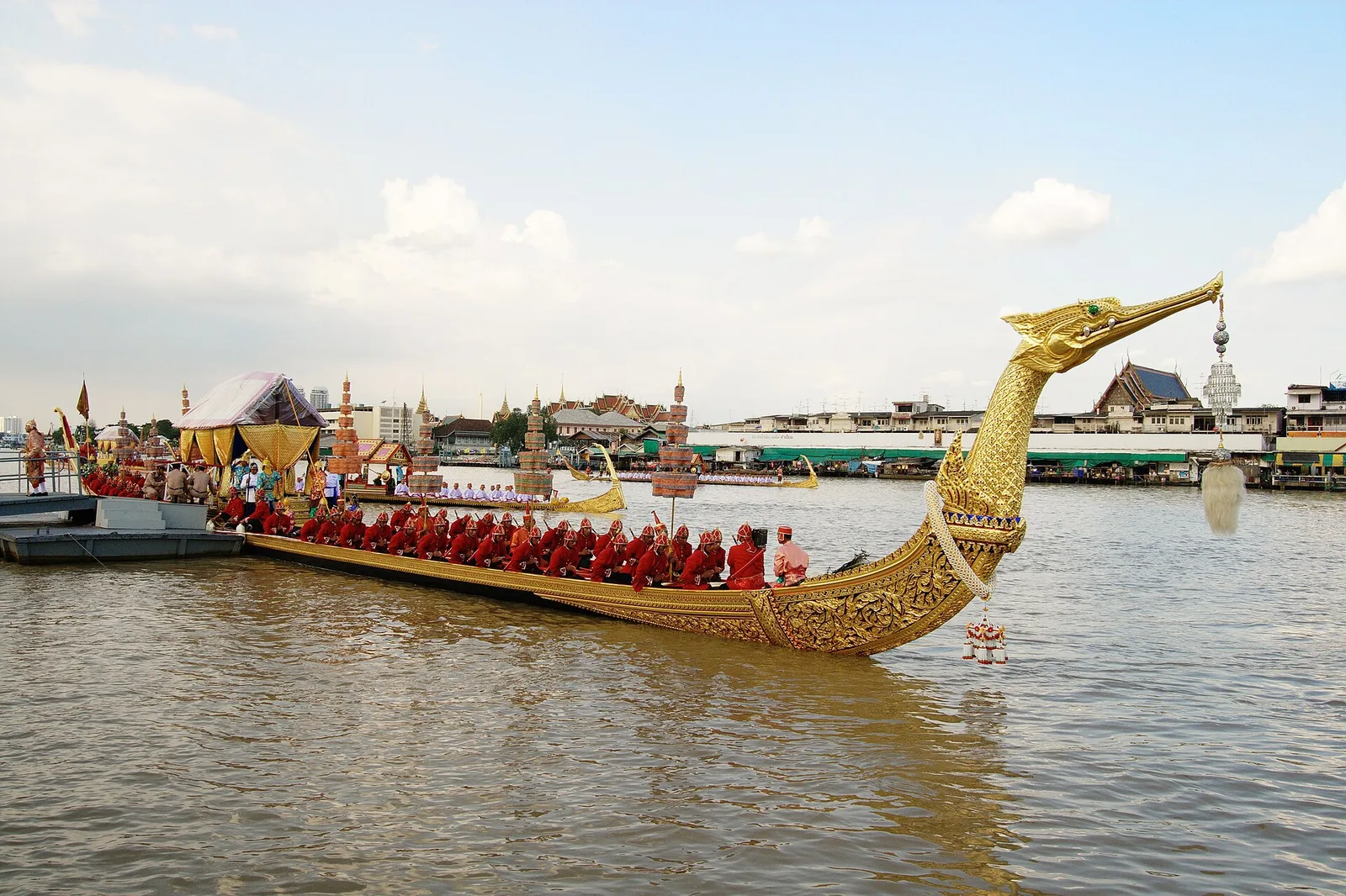 เรือพระที่นั่งสุพรรณหงส์ จอดเทียบท่าวัดอรุณ ระหว่างการซ้อม วันที่ 29 ตุลาคม 2550