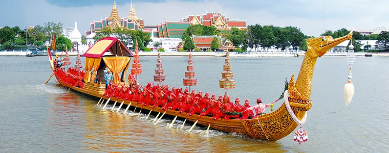 เรือพระที่นั่งสุพรรณหงส์ บนแม่น้ำเจ้าพระยา ภาพจากกรมศิลปากร