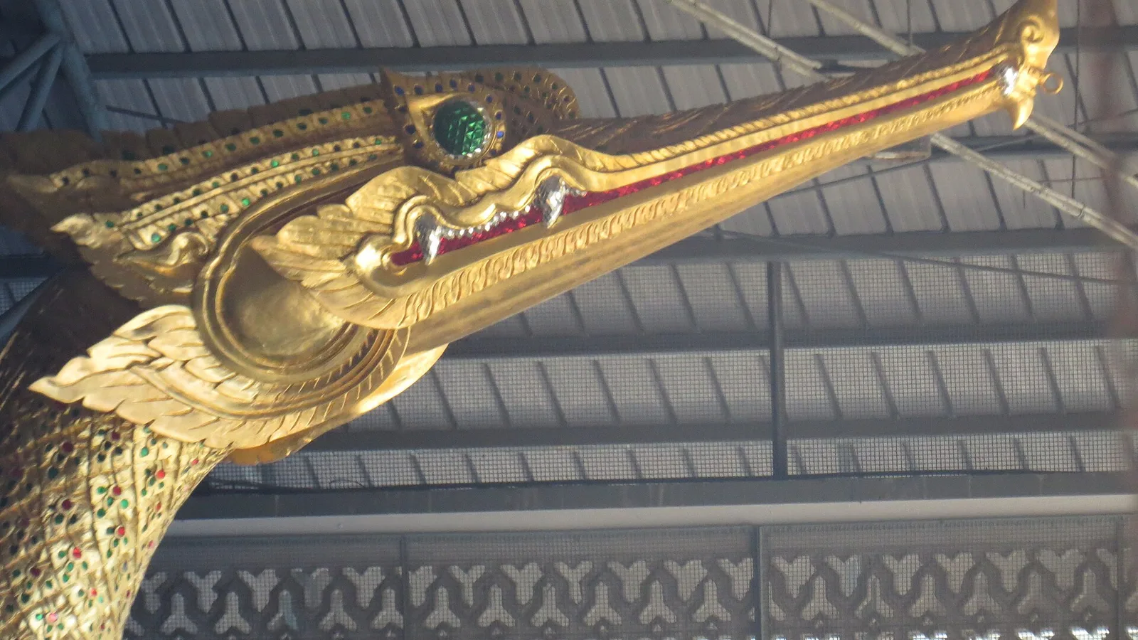 โขนเรือรูปหัวหงส์ ในพิพิธภัณฑสถานแห่งชาติ เรือพระราชพิธี ภาพถ่ายเมื่อ พ.ศ. 2557