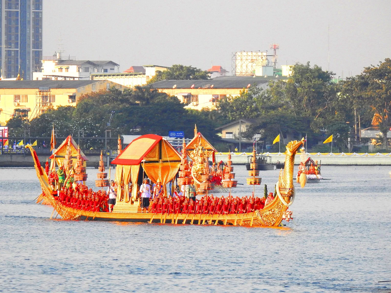 เรือพระที่นั่งสุพรรณหงส์ บนแม่น้ำเจ้าพระยา ภาพถ่ายเมื่อวันที่ 12 ธันวาคม 2562