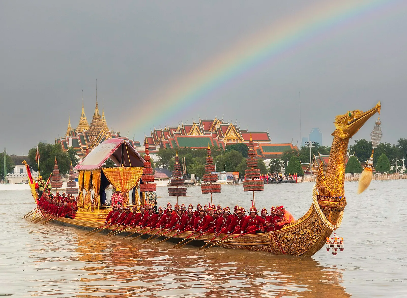 เรือพระที่นั่งสุพรรณหงส์ ในการซ้อมใหญ่ หน้า พระบรมมหาราชวัง วันที่ 15 ตุลาคม 2567