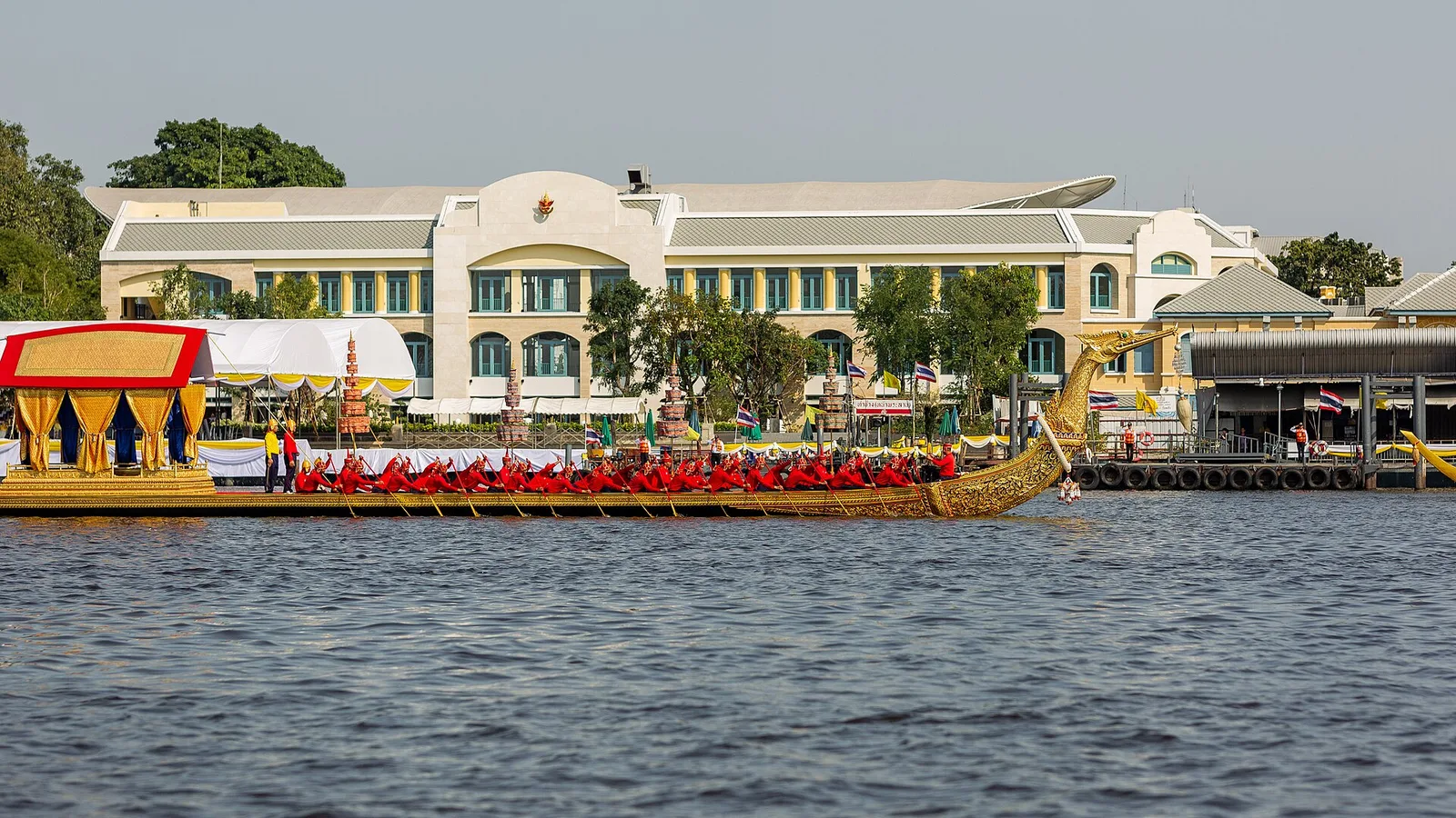 เรือพระที่นั่งสุพรรณหงส์ ในการซ้อม วันที่ 9 ธันวาคม 2562 มุมใกล้