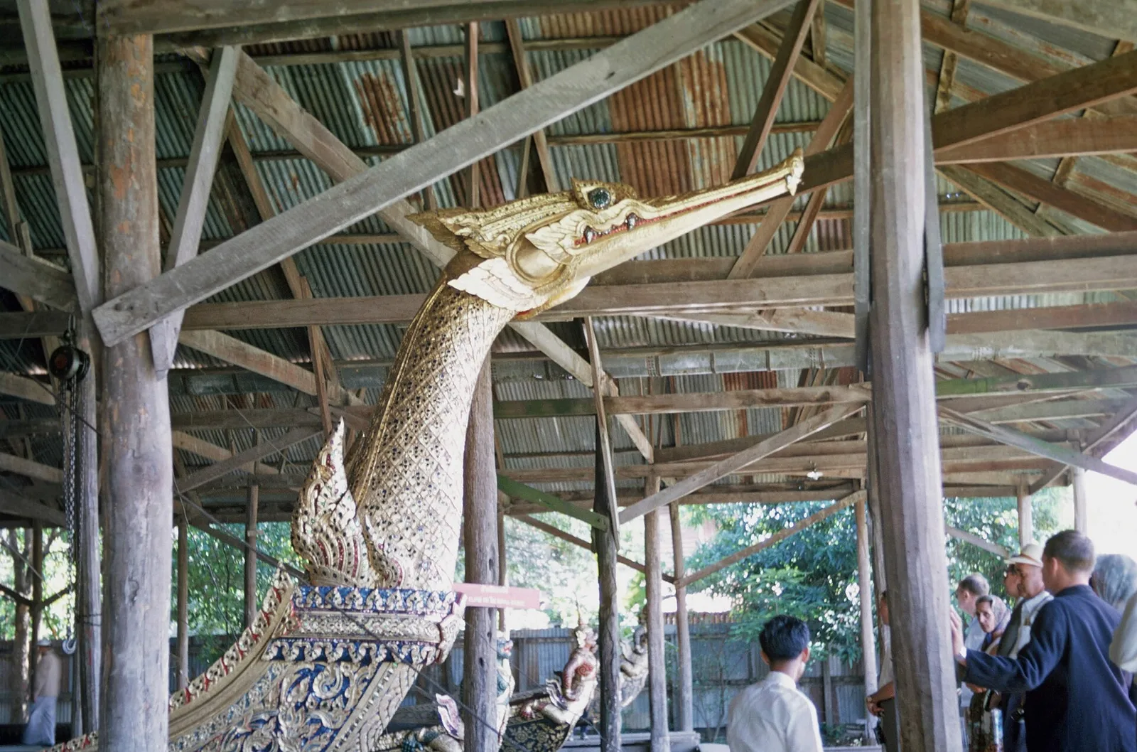 ภาพถ่ายเก่า โขนรูปหัวหงส์ของ เรือพระที่นั่งสุพรรณหงส์ ในโรงเก็บเรือ ภาพถ่ายเมื่อ พ.ศ. 2506