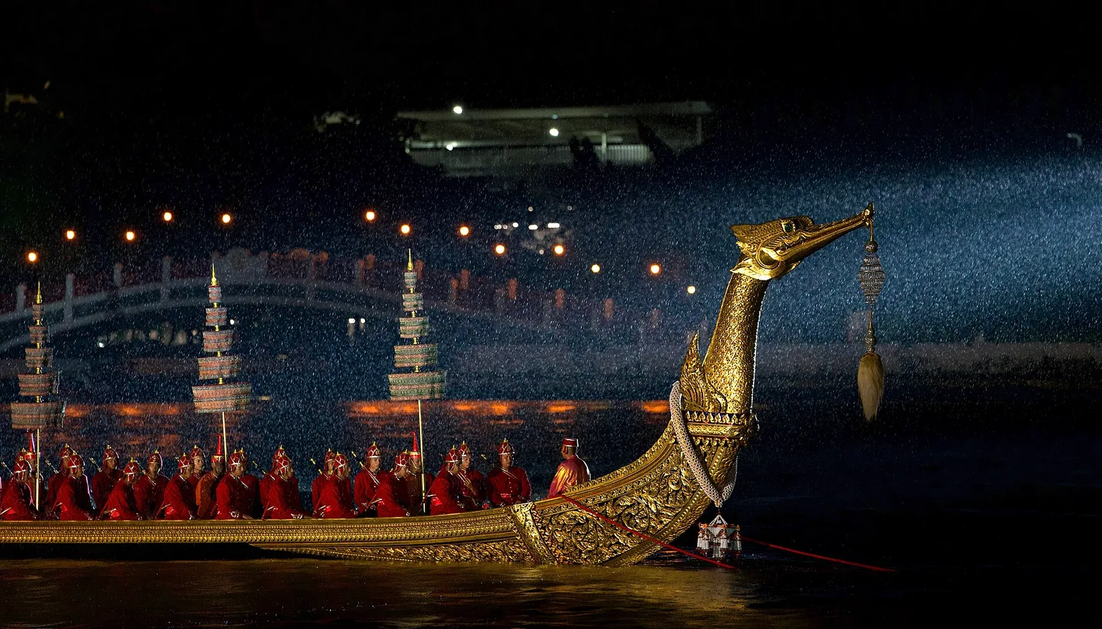 เรือพระที่นั่งสุพรรณหงส์ จอดแสดงที่ท่าราชวรดิฐ ภาพถ่ายเมื่อวันที่ 29 กรกฎาคม 2567 อีกมุมหนึ่ง