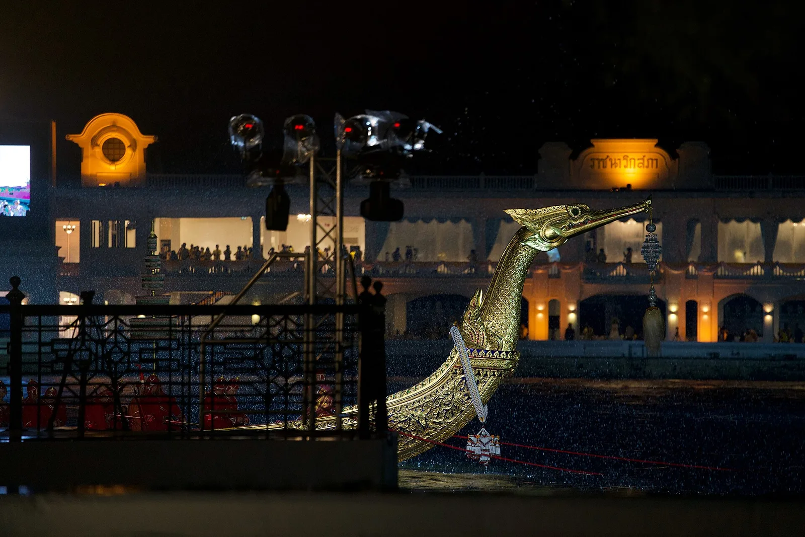 เรือพระที่นั่งสุพรรณหงส์ จอดแสดงที่ท่าราชวรดิฐ ยามค่ำ ภาพถ่ายเมื่อวันที่ 29 กรกฎาคม 2567