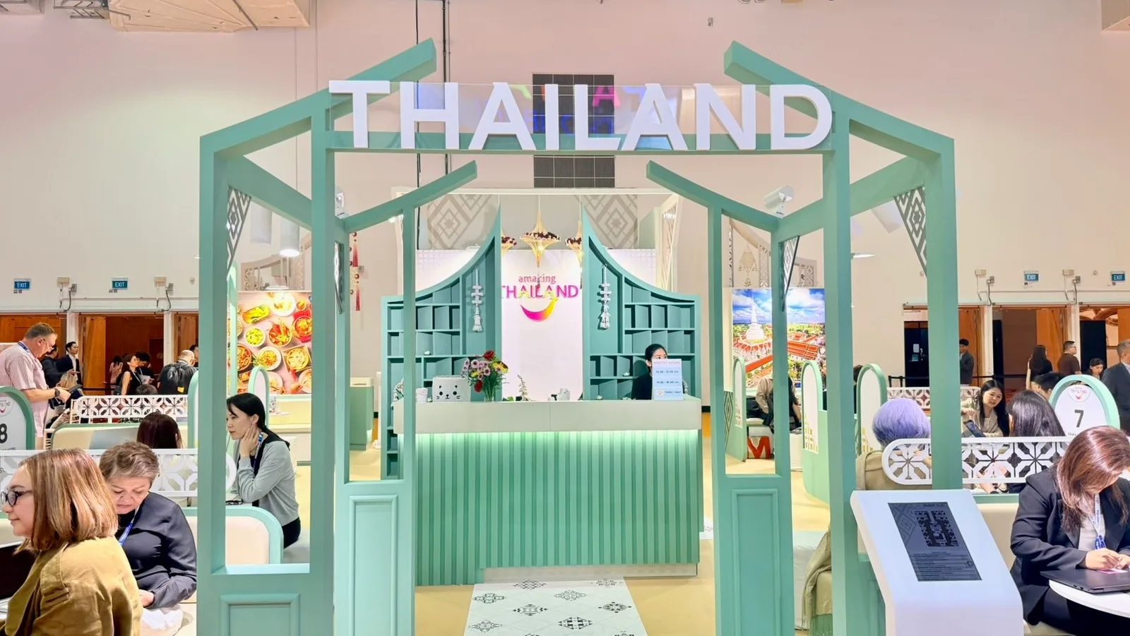 บูธ Thailand Pavilion ในงาน ITB Asia 2026 ซุ้มสีเขียวอ่อนพร้อมป้าย THAILAND และโต๊ะเจรจาธุรกิจ